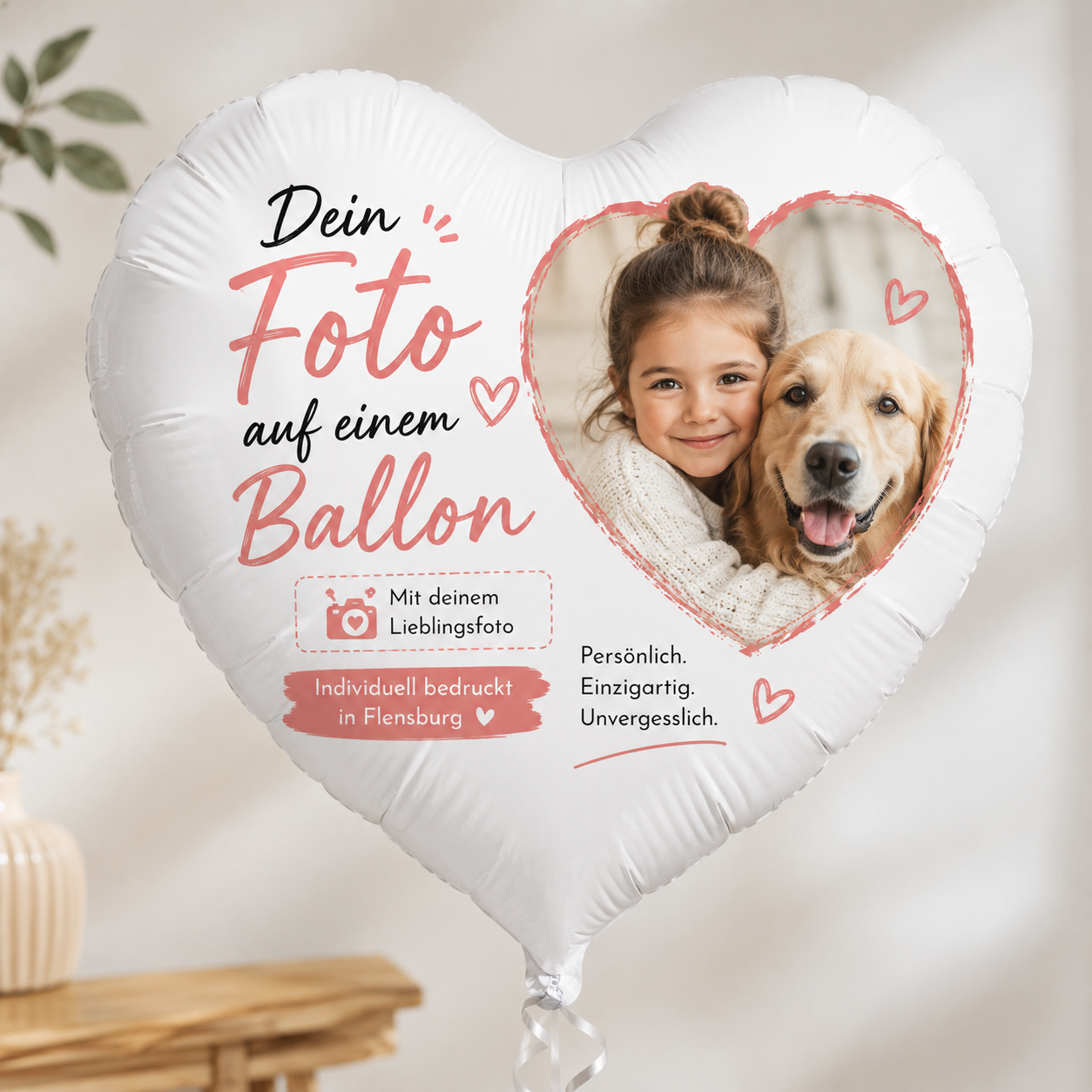 Weißer Herzballon mit Fotodruck eines Kindes und Hundes sowie dem Schriftzug „Dein Foto auf einem Ballon“ – personalisierter Folienballon mit eigenem Bild, Wunschtext oder Namen, individuell bedruckt in Flensburg.