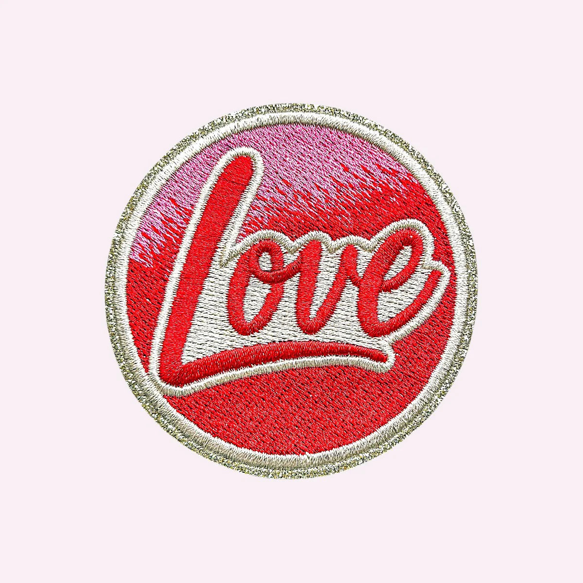 Runder Mimi’s Glow Love Patch in Rot und Weiß mit gesticktem Schriftzug Love, dekorativer Aufnäher für Taschen, Jacken, Kosmetiktaschen und personalisierte Accessoires.