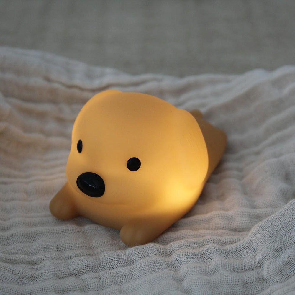 Tiny Nachtlicht Hund von Winkee – leuchtend