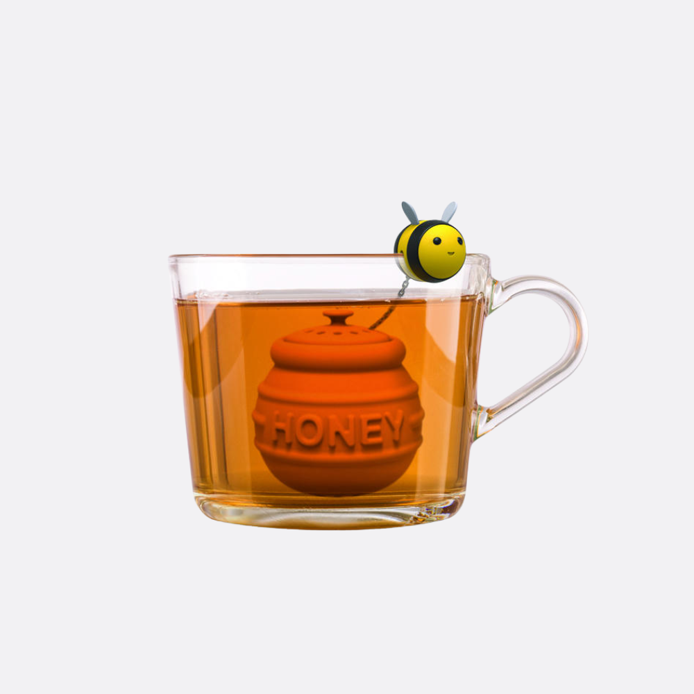 Winkee Tee-Ei in Form eines Honigtopfs mit Biene in einer Glastasse mit Tee