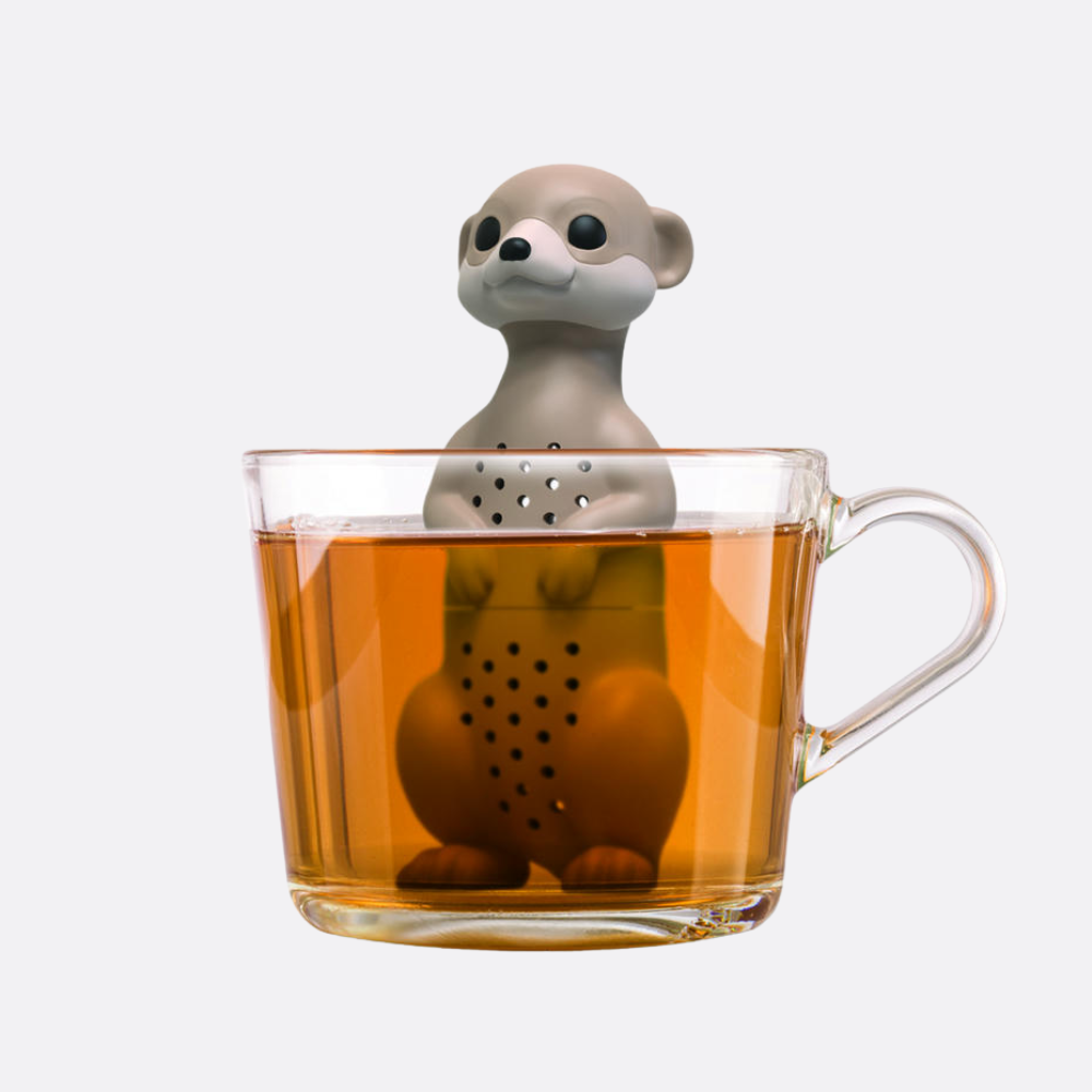 Winkee Tee-Ei in Form eines Erdmännchens in einer Glastasse mit Tee