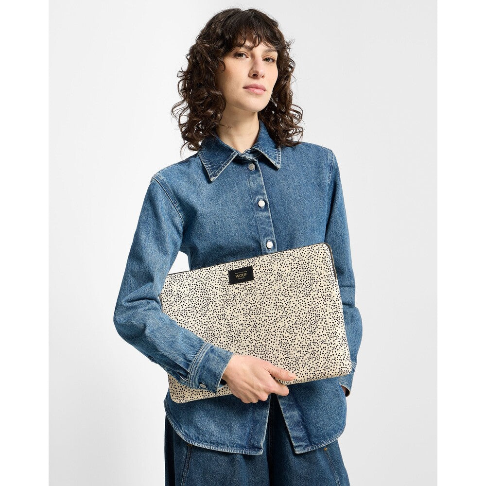 Model mit WOUF Panna Laptop-Hülle für 15 bis 16 Zoll
