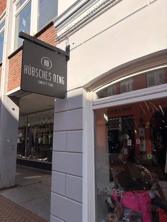Aussenansicht mit Aussenschild des Concept Stores Hübsches Ding in der Roten Str. 9 in Flensburg
