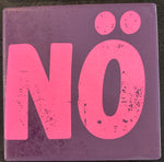 Bedruckte Fliese oder Untersetzer mit dem auffälligen Schriftzug „NÖ“ in Pink auf dunkelviolettem Hintergrund im modernen Typografie-Design.