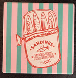 Bedruckte Fliese oder Untersetzer mit einer illustrierten Sardinendose auf rosa-türkisem Streifenhintergrund und dem Schriftzug „Small Fish, Big Attitude“ im Retro-Design.