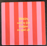 Bedruckte Fliese oder Untersetzer mit rosa-rotem Streifenmuster und dem humorvollen Spruch „Wein, weil es für Kaffee zu spät ist.“ im modernen Design.