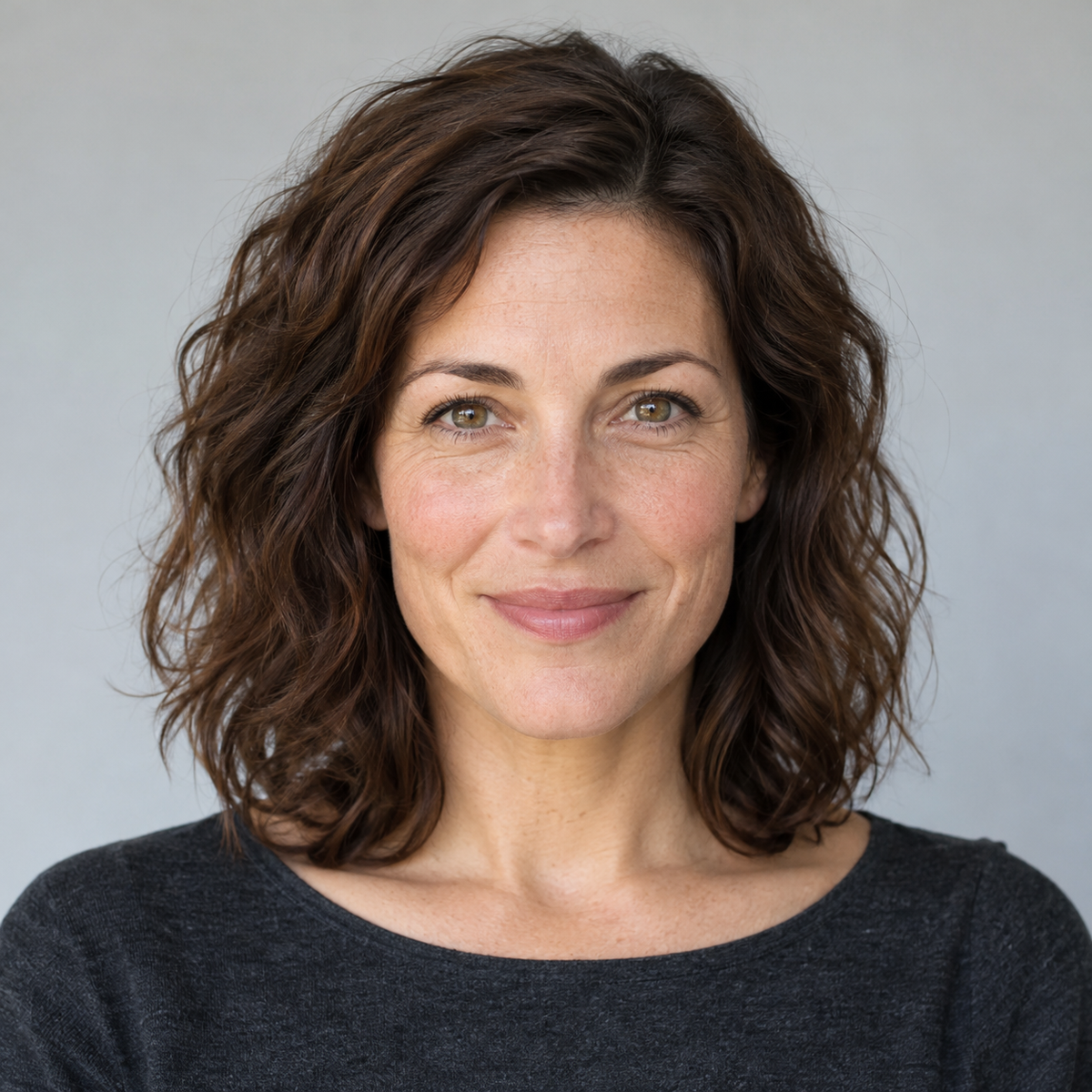 KI-generiertes Ausgangsfoto einer fiktiven Frau als Beispiel für deine Porträtvorlage