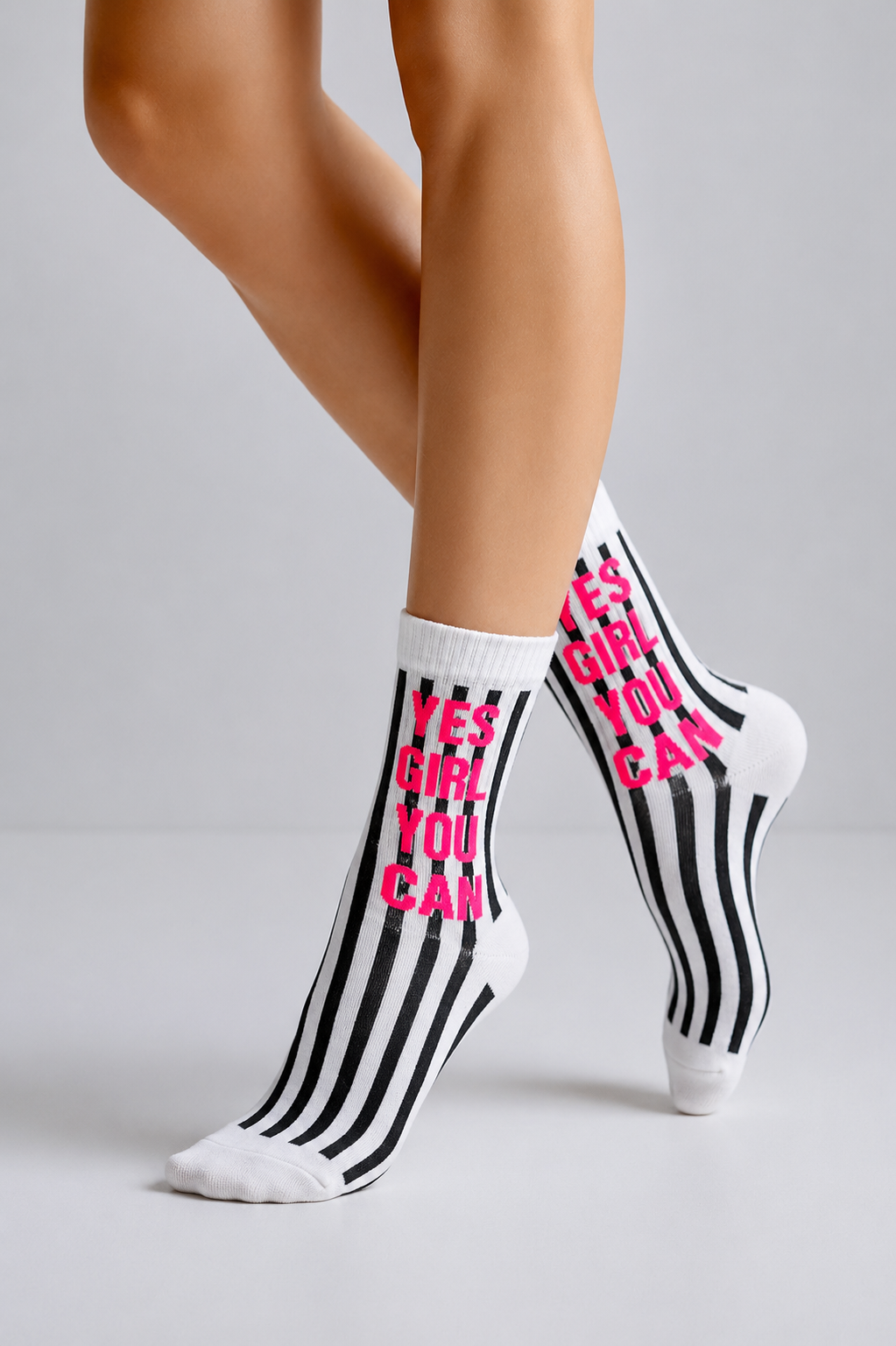 Dailysocks YES GIRL Socken in Schwarz