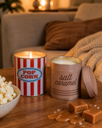 Fisura Duftkerzen Pop Corn und Salt Caramel im gemütlichen Wohnzimmer