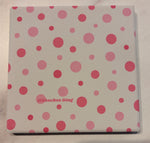 Bedruckte Fliese oder Untersetzer mit verspieltem Punktemuster in verschiedenen Rosatönen auf weißem Hintergrund – modernes, fröhliches Design für Küche und Wohnbereich.