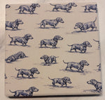 Bedruckte Fliese oder Untersetzer mit liebevoll illustriertem Dackel-Muster im Vintage-Stil auf hellem Hintergrund – charmantes Design für Hundefreunde.