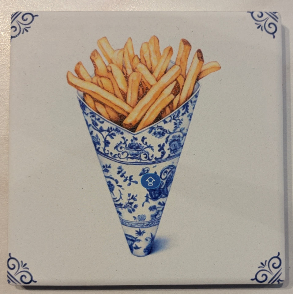 Bedruckte Fliese oder Untersetzer mit einer Portion Pommes in einer blau-weißen Porzellan-Pommestüte im originellen Vintage-Design.