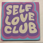 Bedruckte Fliese oder Untersetzer mit dem Schriftzug „Self Love Club“ in Creme auf lila Hintergrund mit rosa und türkisem Rahmen – modernes Retro-Design im 70er-Jahre-Stil.
