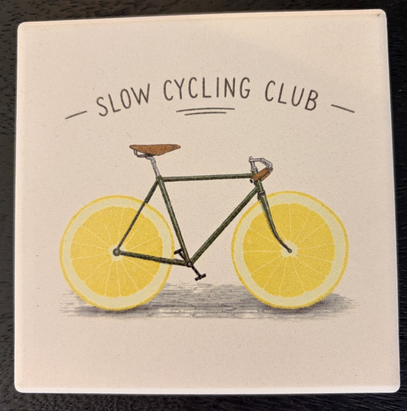 Bedruckte Fliese oder Untersetzer mit einem Vintage-Fahrrad auf Zitronenscheiben als Rädern und dem Schriftzug „Slow Cycling Club“.