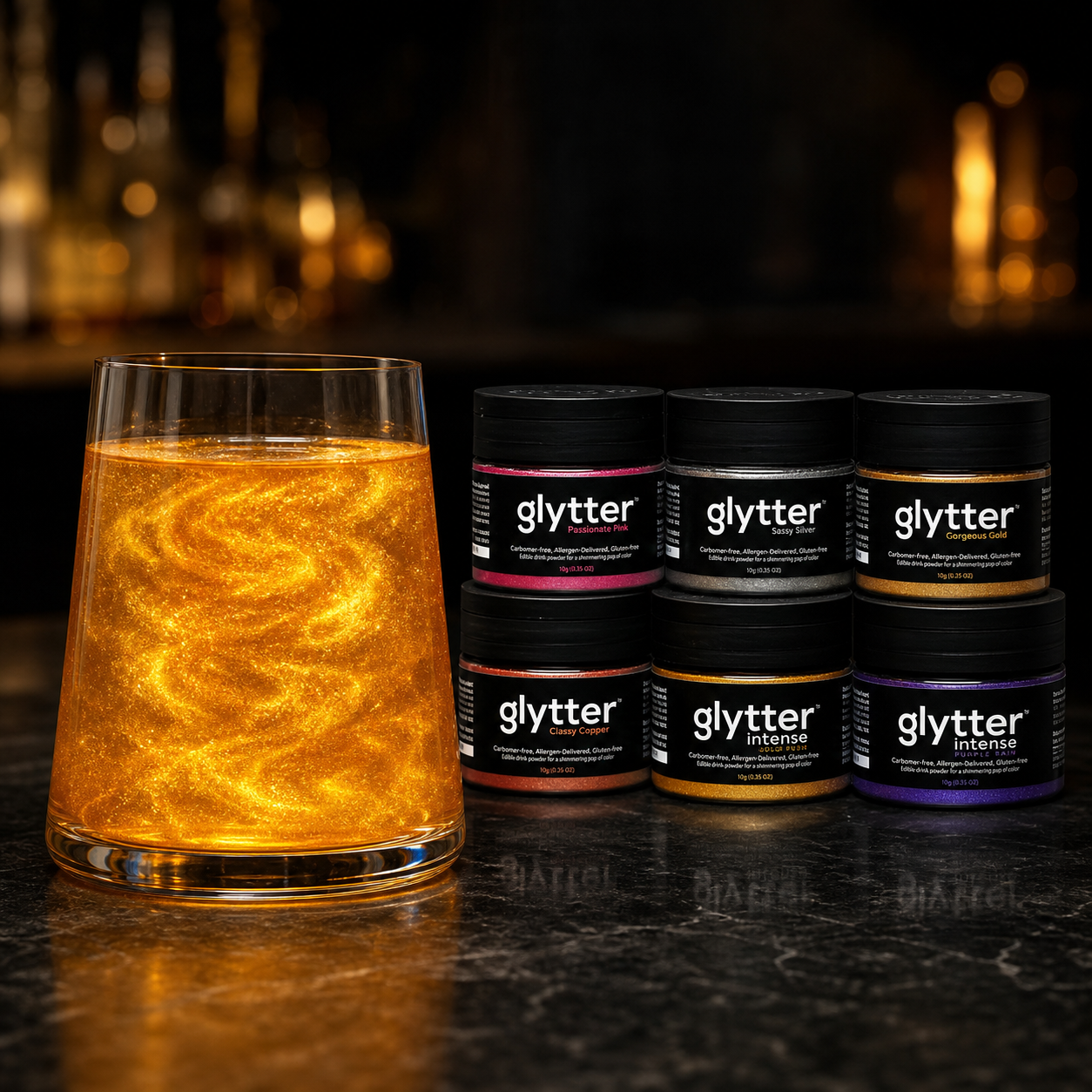 glytter® Getränkepulver mit goldenem Glitzereffekt im Glas und sechs 10-g-Varianten