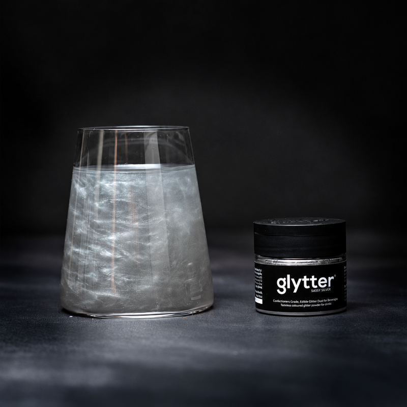 glytter® Sassy Silver Getränkepulver mit silbernem Glitzereffekt im Glas, 10 g