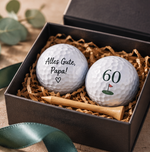 Zwei personalisierte Golfbälle mit Geburtstagsgruß für Papa und Zahl 60 in einer Geschenkbox – Geschenkidee von Hübsches Ding.