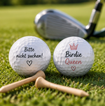 Zwei individuell bedruckte Golfbälle mit den lustigen Sprüchen „Bitte nicht suchen!“ und „Birdie Queen“ – von Hübsches Ding.