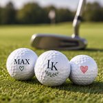 Personalisierte Golfbälle mit Initialen und Herzmotiv auf dem Golfplatz – individuell bedruckt von Hübsches Ding.