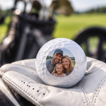 Individuell bedruckter Golfball mit persönlichem Familienfoto auf einem Golfhandschuh – Fotogolfball von Hübsches Ding.