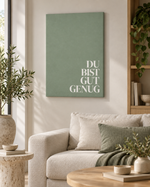 Hübsches Ding Leinwand mit positiver Affirmation „Du bist gut genug“ in einem modernen skandinavischen Wohnzimmer