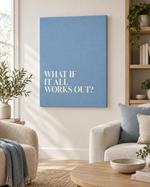 Hübsches Ding Leinwand mit Affirmation „What if it all works out?“ in einem modernen skandinavischen Wohnzimmer