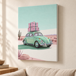 Hübsches Ding Leinwand Desert Roadtrip – Retro-Käfer mit Gepäck in der Wüste als Leinwand mit weißer Kante im ruhigen Wohnraum