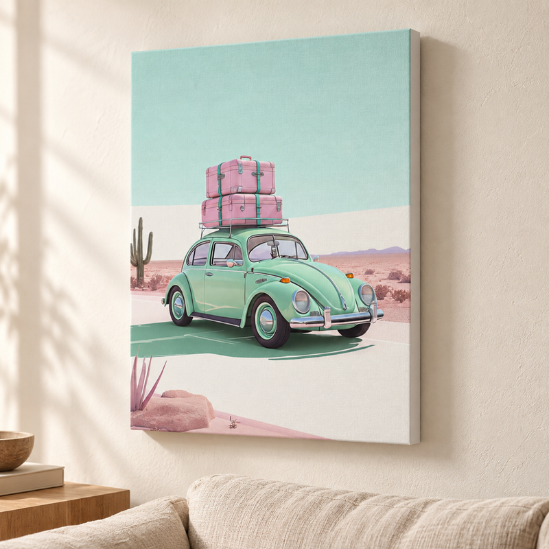 Hübsches Ding Leinwand Desert Roadtrip – Retro-Käfer mit Gepäck in der Wüste als Leinwand mit weißer Kante im ruhigen Wohnraum