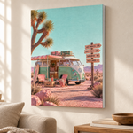 Hübsches Ding Leinwand Desert Roadtrip – Retro-VW-Bus auf Wüsten-Roadtrip als Leinwand mit weißer Kante im ruhigen Wohnraum