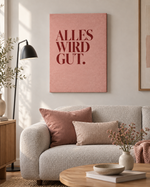 Hübsches Ding Leinwand mit positivem Glaubenssatz „Alles wird gut“ in einem modernen skandinavischen Wohnzimmer