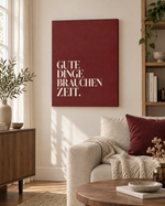 Hübsches Ding Leinwand mit positivem Glaubenssatz „Gute Dinge brauchen Zeit“ in einem modernen skandinavischen Wohnzimmer