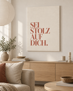 Hübsches Ding Leinwand mit positivem Glaubenssatz „Sei stolz auf dich“ in einem modernen skandinavischen Wohnzimmer