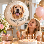 Mädchen hält einen personalisierten 18-Zoll-Heliumballon von Hübsches Ding mit Hundefoto und Happy-Birthday-Schriftzug auf einer Geburtstagsfeier.