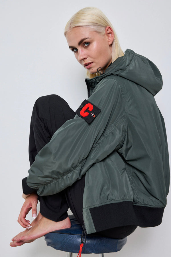 Originale_C AMSTERDAM Damenjacke mit Kapuze und femininem Schnitt