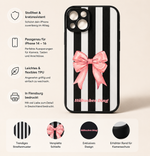Moderne iPhone Handyhülle mit großer rosa Schleife und schwarz-weißem Streifenmuster. TPU Schutzhülle mit erhöhtem Kamerarand, flexiblem Material und trendigem Bow-Design für iPhone 14 bis iPhone 16. Exklusives Design von Hübsches Ding.