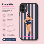 iPhone-Hülle mit schwarzem Rand und Retro-Pin-up-Motiv auf blau-rosa Streifenmuster im Vintage-Stil, robuste Schutzhülle für Apple iPhone mit stilvollem Design von Hübsches Ding.