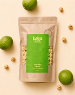 Knalle Popcorn Earl Grey Limette mit frischen Limetten dekoriert.