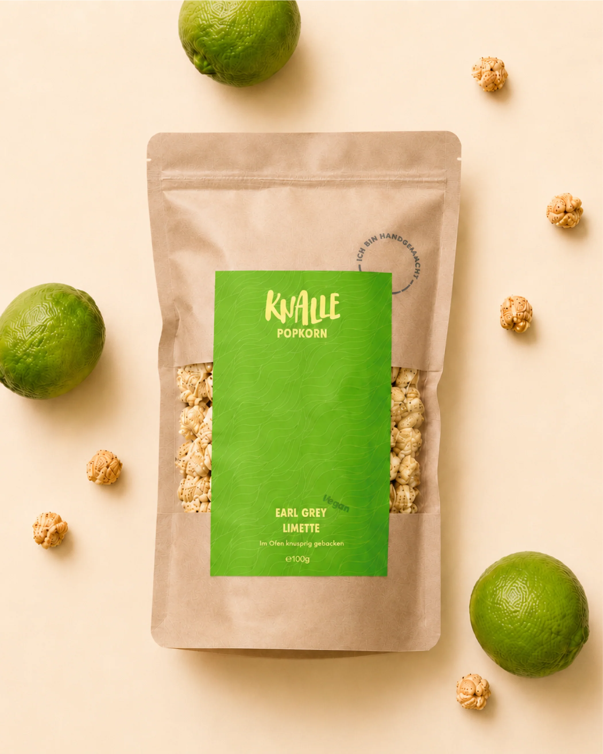 Knalle Popcorn Earl Grey Limette mit frischen Limetten dekoriert.