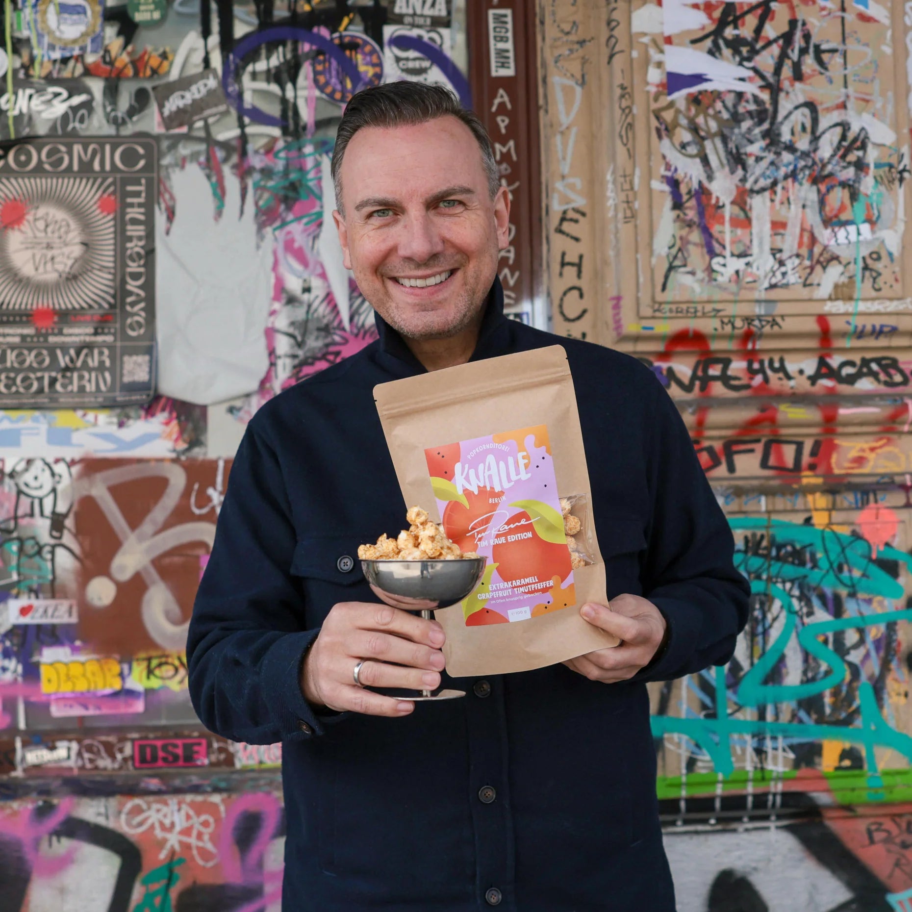 Tim Raue präsentiert die limitierte Knalle Popcorn Edition mit Extrakaramell und Grapefruit.