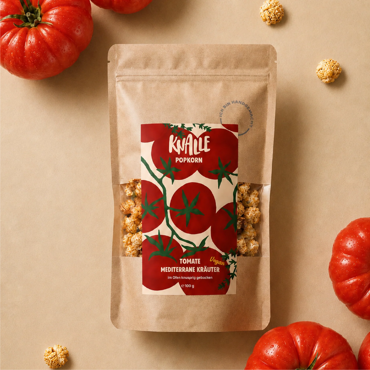 Knalle Popcorn Tomate Mediterrane Kräuter mit frischen Tomaten dekoriert.
