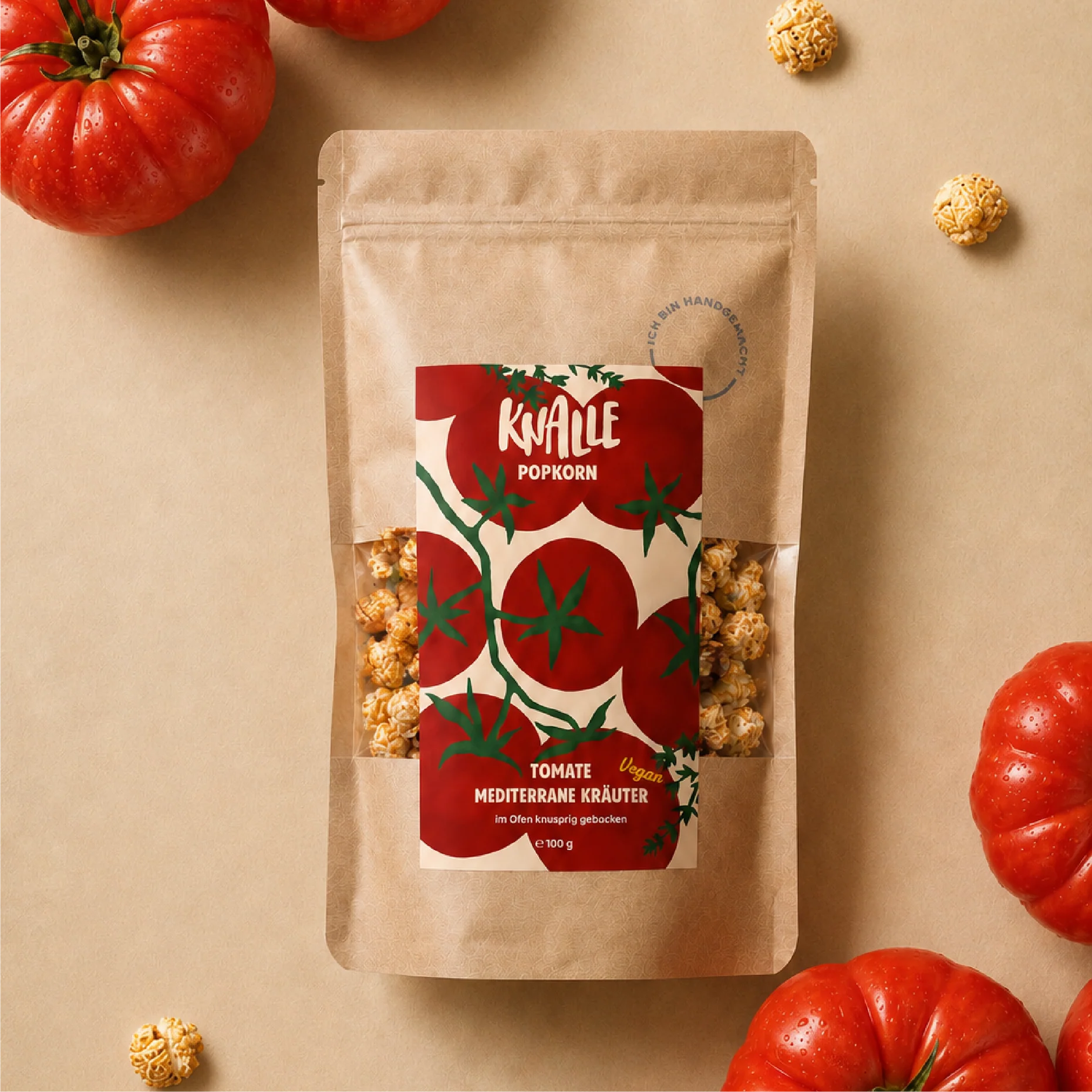Knalle Popcorn Tomate Mediterrane Kräuter mit frischen Tomaten dekoriert.
