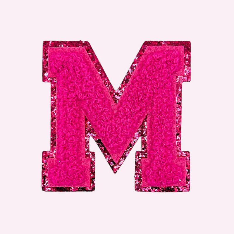 Mimi’s Glow Buchstabe M in Hot Pink mit Glitzer und Chenille Bouclé, selbstklebender Initialen-Patch 7,6 cm für Taschen, Handyhüllen und Accessoires.