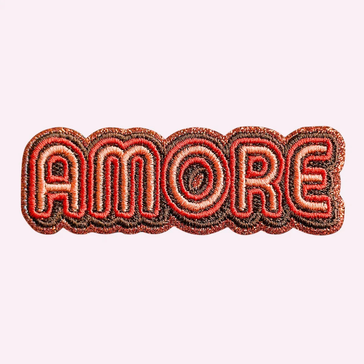 Bestickter Mimi’s Glow Motiv-Sticker „Amore“ im 70er-Jahre-Stil in Rot, Braun und Rosé mit glitzernder Umrandung.