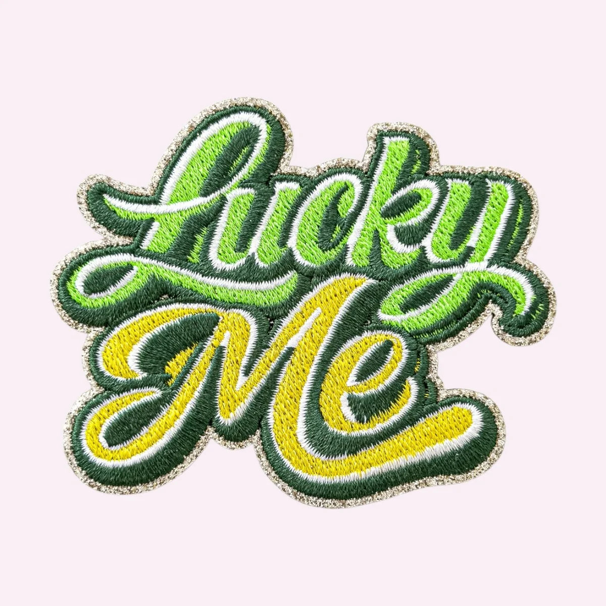 Bestickter Mimi’s Glow Motiv-Sticker „Lucky Me“ in Dunkelgrün, Neongrün und Gelb mit goldenem Glitzerrand.