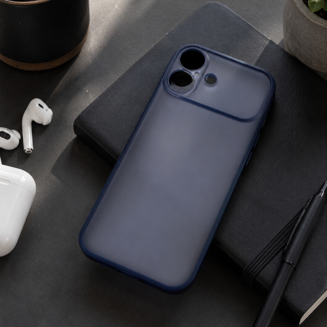 Navyblaue Handyhülle mit matt-transparenter Rückseite auf einem modernen Schreibtisch mit Notizbuch, Kaffeebecher und Kopfhörern – stilvolles Lifestyle-Produktbild.