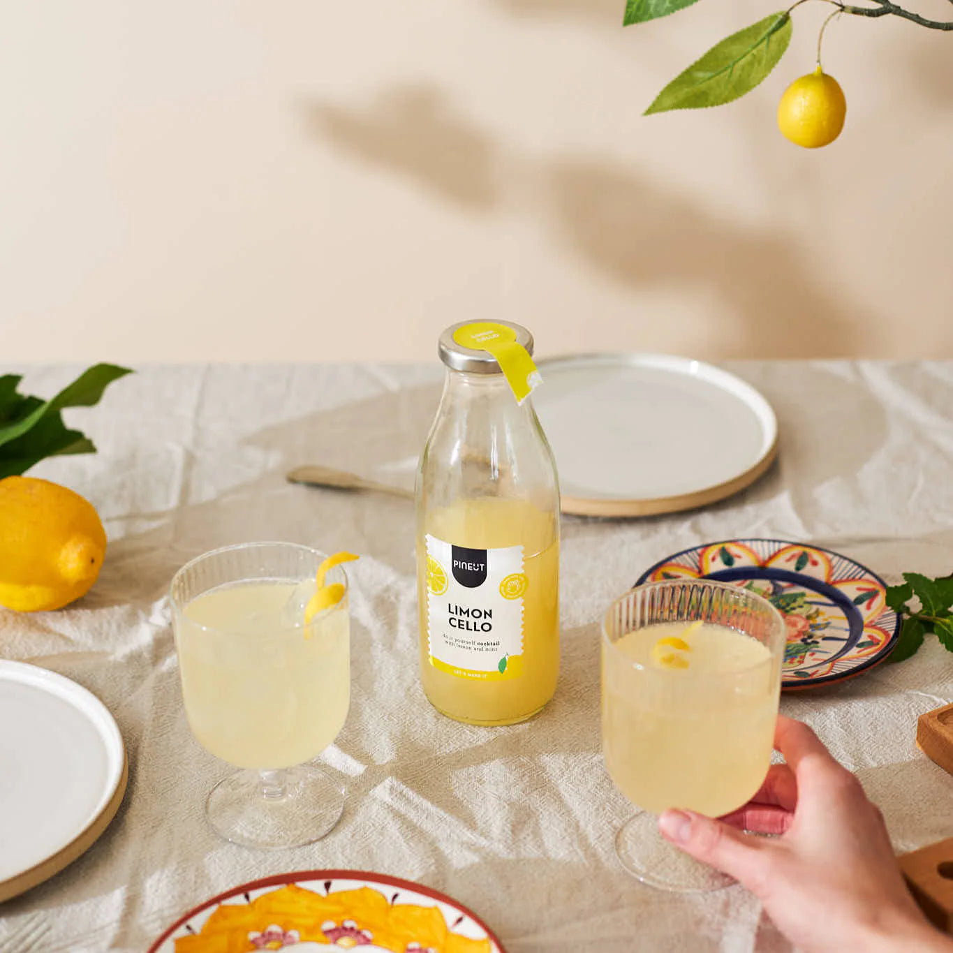 Pineut Limoncello Cocktailflasche mit Zitronen und natürlichen Zutaten zum Selbermachen