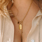 PURELEI Linen Y-Halskette in Gold als moderner Layering-Look getragen