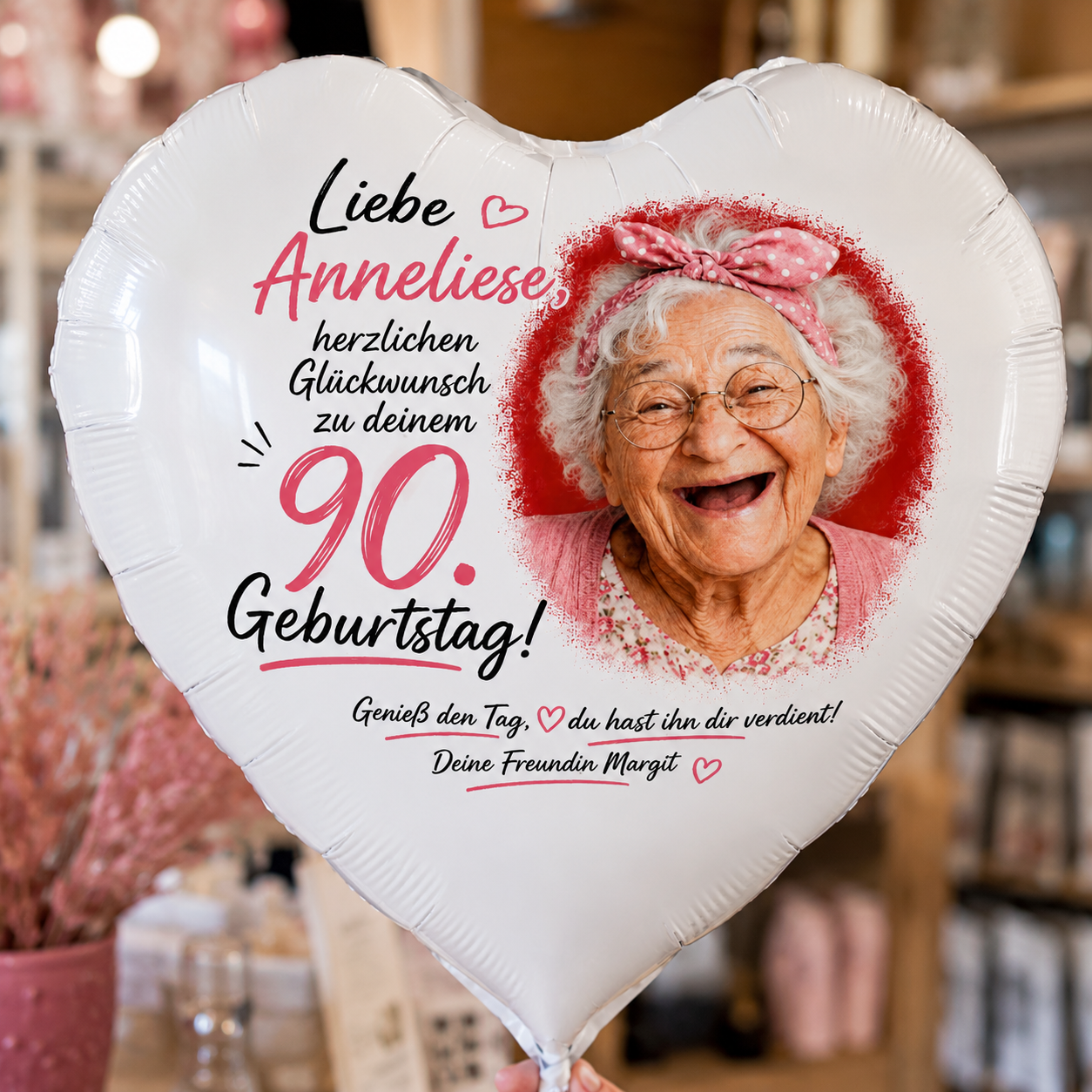 Personalisierter Helium Herzballon zum 90. Geburtstag mit Oma-Porträt und individuellem Wunschtext – Geschenkidee für Geburtstage.