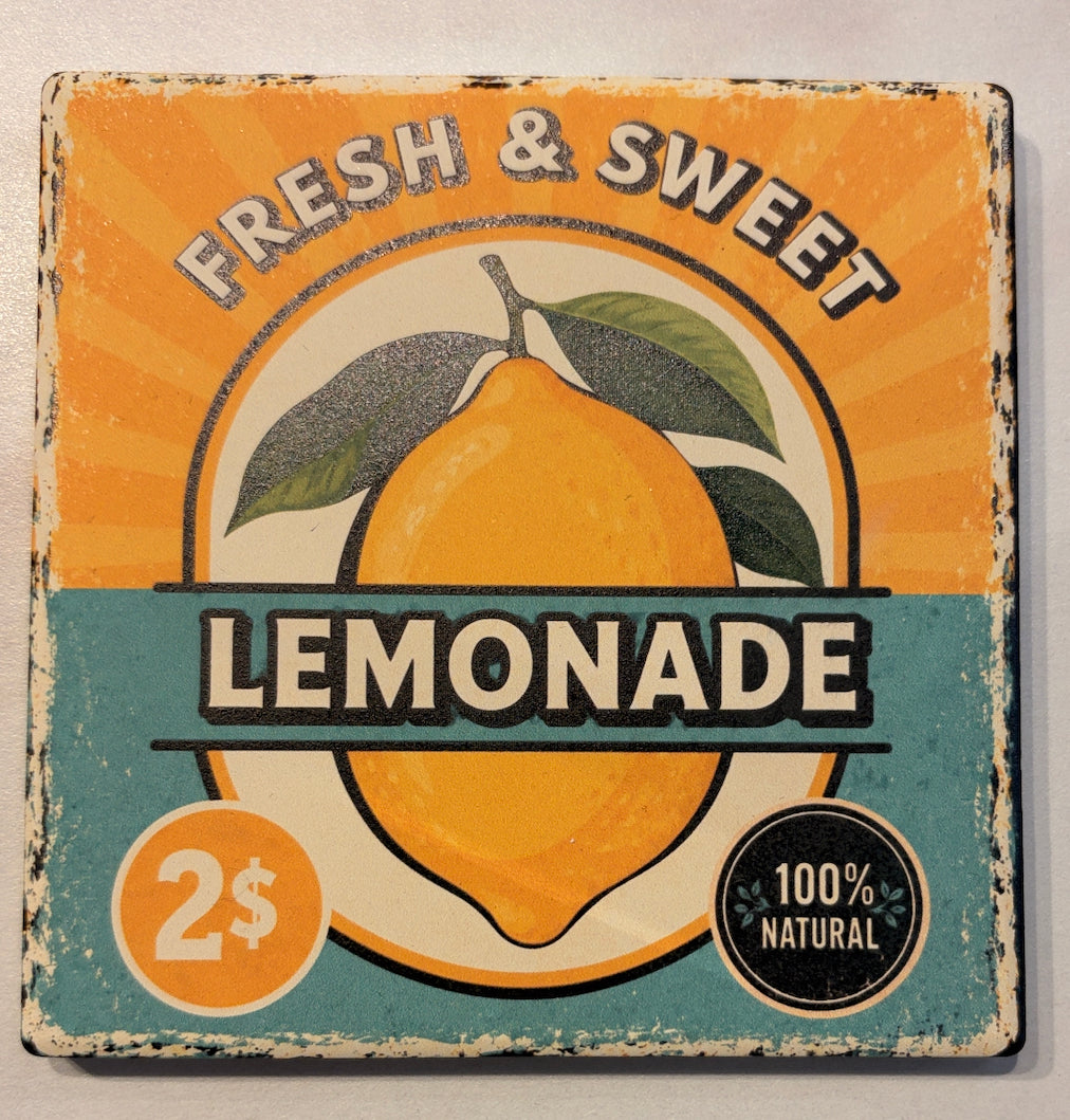Retro Fliese oder Untersetzer mit Zitronenmotiv und dem Schriftzug "Fresh & Sweet Lemonade" im Vintage-Design in Gelb und Türkis.