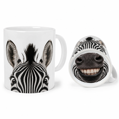 Weiße Keramiktasse mit Zebra-Tiermotiv und originellem Trinkeffekt. Das Zebra-Gesicht befindet sich seitlich auf der Tasse, das Zebra-Maul auf der Unterseite und sorgt beim Trinken für einen witzigen Überraschungseffekt.
